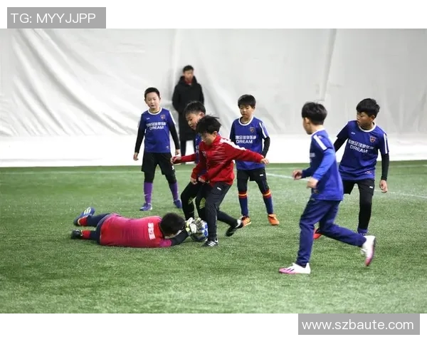 足球八卦赛场爆发小插曲，裁判如何处理？